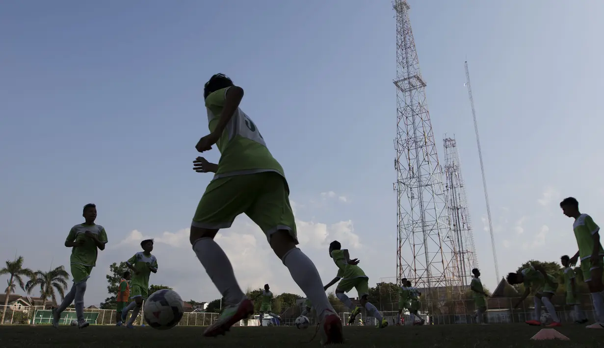 Pesepak bola muda berlatih bersama ASIFA di Malang, Jawa Timur. (Bola.com/Vitalis Yogi Trisna)