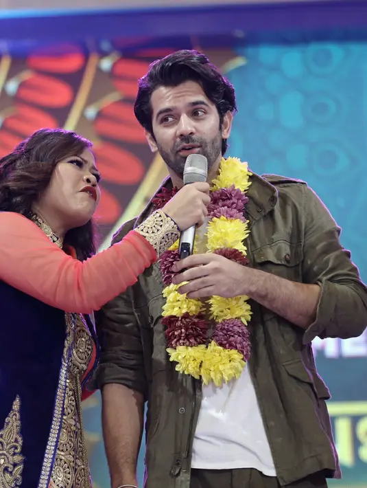 "Saya sebenernya nggak terlalu suka makanan manis, tapi saya sangat suka yang ini (Siomay)," aku Barun Sobti di sela-sela acara tersebut. (Galih W. Satria/Bintang.com)