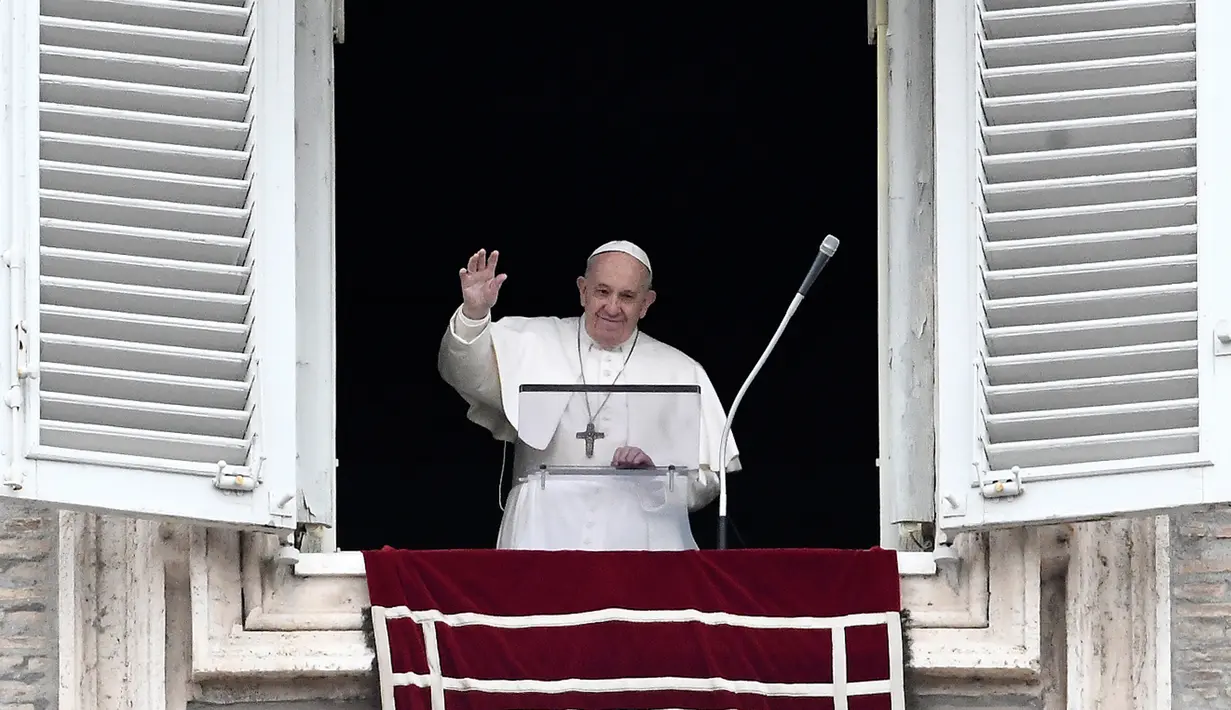 <p>Paus Fransiskus melambaikan tangan saat memimpin Doa Angelus dari jendela studionya yang menghadap Lapangan Santo Petrus di Vatikan, Minggu (1/3/2020). Pemimpin umat Katolik itu untuk pertama kalinya tampil di muka publik dalam empat hari terakhir setelah tak enak badan. (Filippo MONTEFORTE/AFP)</p>