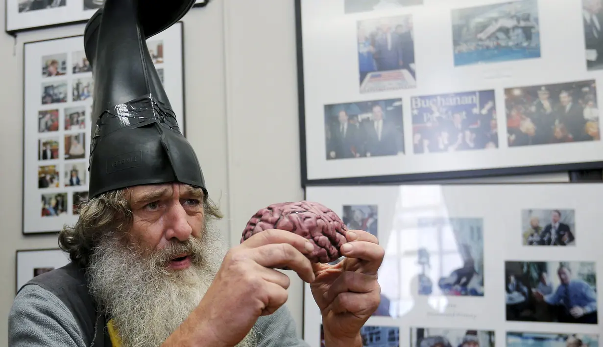 Vermin Supreme saat mendeklarasikan diri sebagai kandidat calon presiden AS di New Hampshire, Jumat (20/11). Pria berjanggut putih itu mengajukan uang seribu dolar untuk modal maju menjadi kandidat capres AS (REUTERS/Brian Snyder)