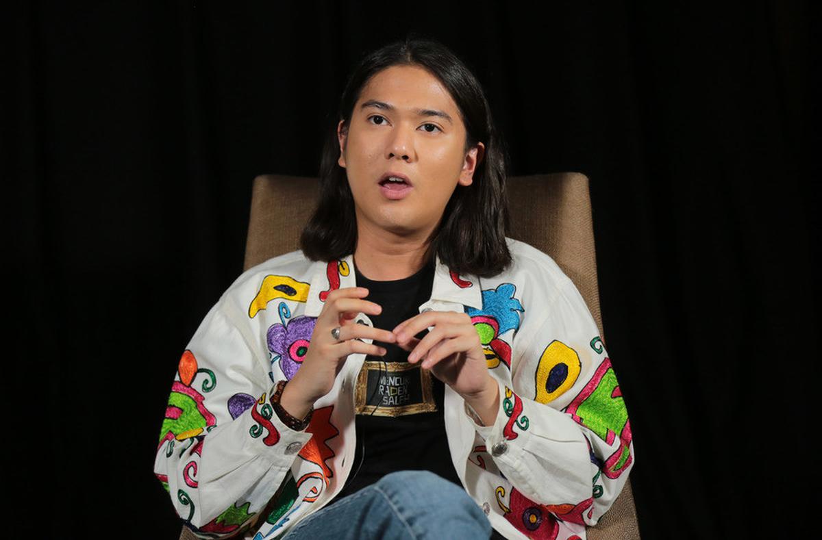 Peran Iqbaal Ramadhan sebagai Dilan dalam film "DILAN 1990" yang dirilis pada tahun 2018 adalah titik balik penting dalam kariernya.&nbsp;
