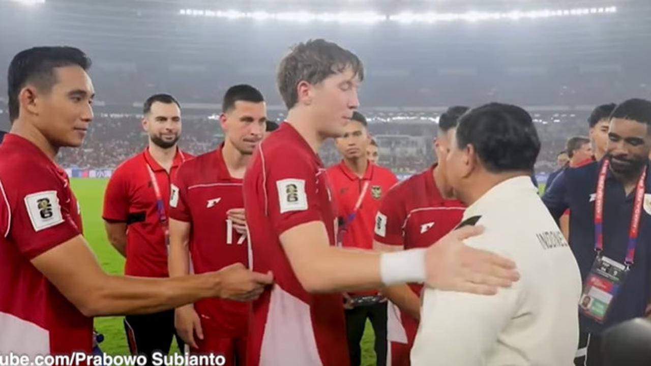 Seperti Sudah Bestie, Gaya Ole Romeny Tepuk-Tepuk Pundak Presiden Prabowo Usai Kalahkan Cina di GBK