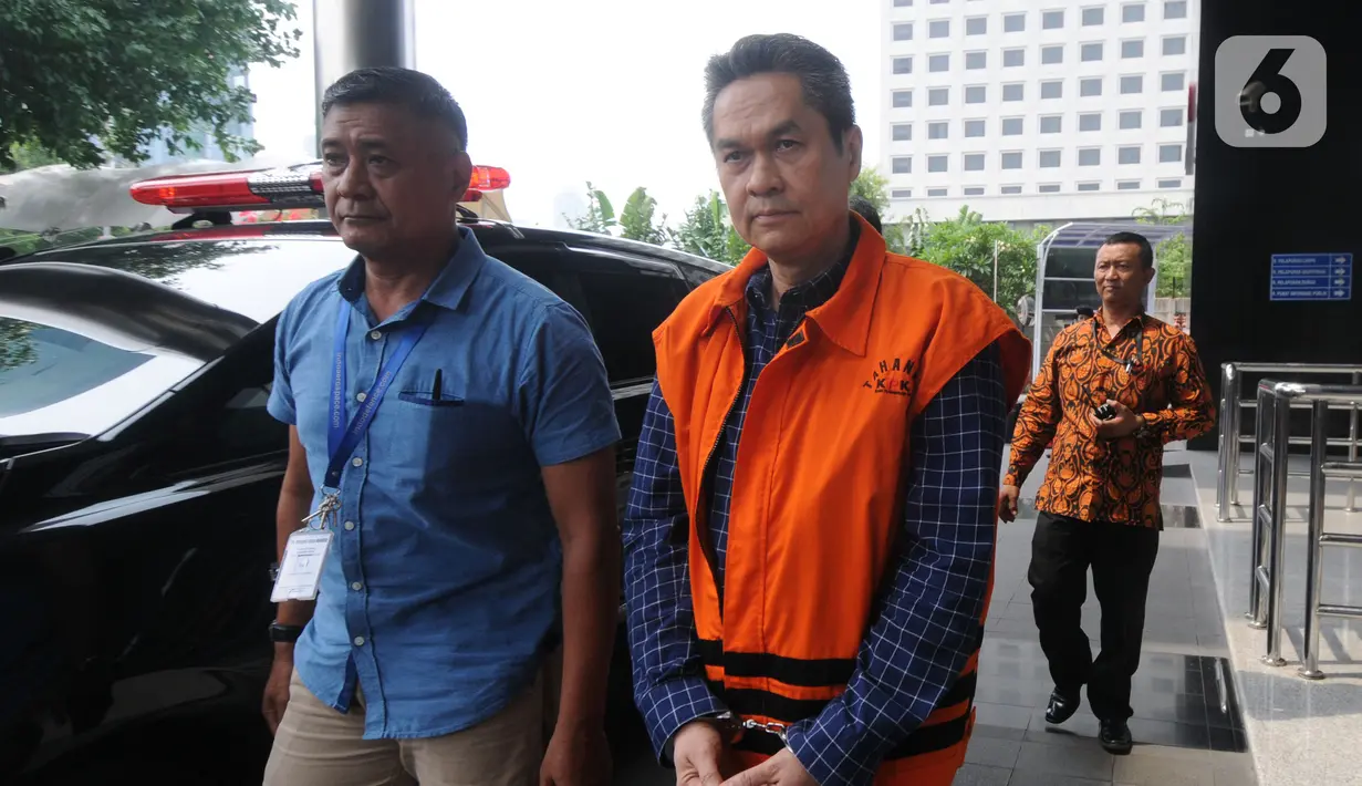 Direktur Keuangan PT Angkasa Pura (AP) II, Andra Y Agussalam berjalan masuk akan menjalani pemeriksaan lanjutan di Gedung KPK, Jakarta, Rabu (6/11/2019). Andra Y Agussalam diperiksa sebagai tersangka untuk melengkapi berkas. (merdeka.com/Dwi Narwoko)
