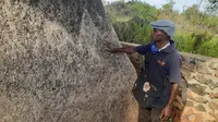 Corry Ohee melihat motif megalitik Tutari. (Dok foto: Balai Arkeologi Papua/Hari Suroto)