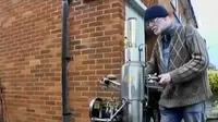 Seorang mekanik di Inggris membuat sepeda uap sebagai pengganti motornya. (Liputan 6 SCTV)