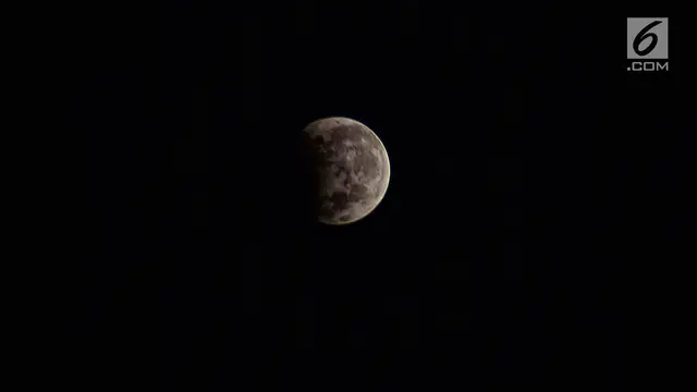 Warga Semarang Menikmati Gerhana Bulan