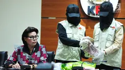 Petugas KPK menunjukan barang bukti uang tersangka Wali Kota Tegal Siti Masitha terkait dugaan suap pengelolaan dana jasa kesehatan di RSUD Kardinah dan pengadaan barang jasa di Gedung KPK, Jakarta, Kamis (30/8). (Liputan6.com/Helmi Afandi)