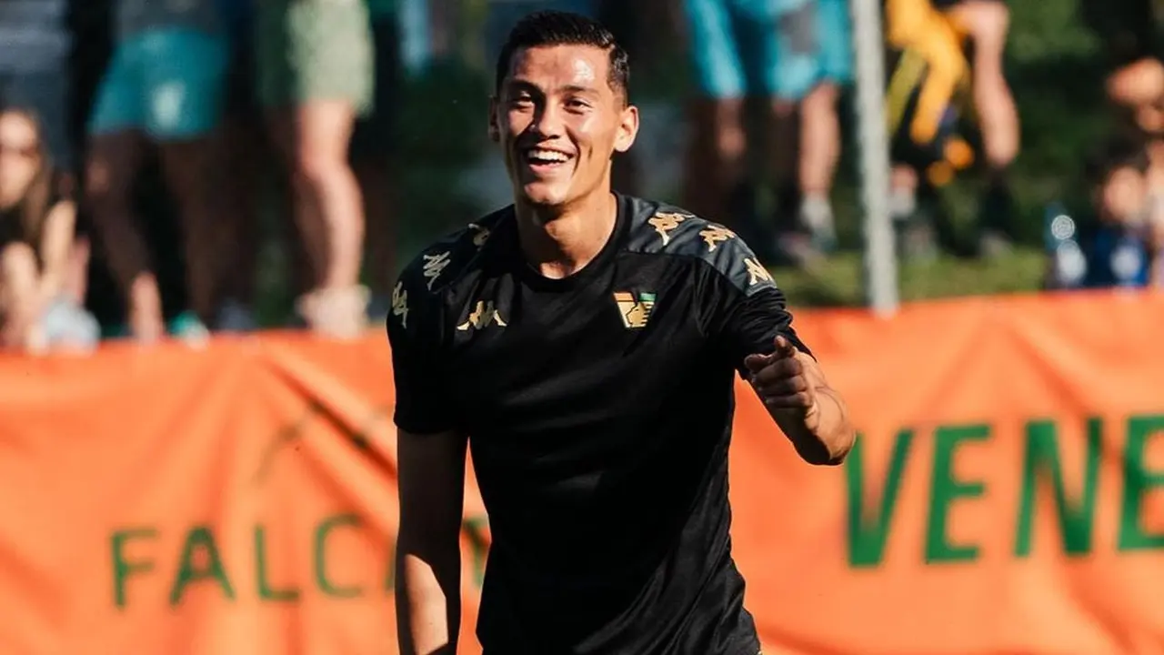 Timnas Indonesia akan menaturalisasi bek Venezia, Jay Idzes.