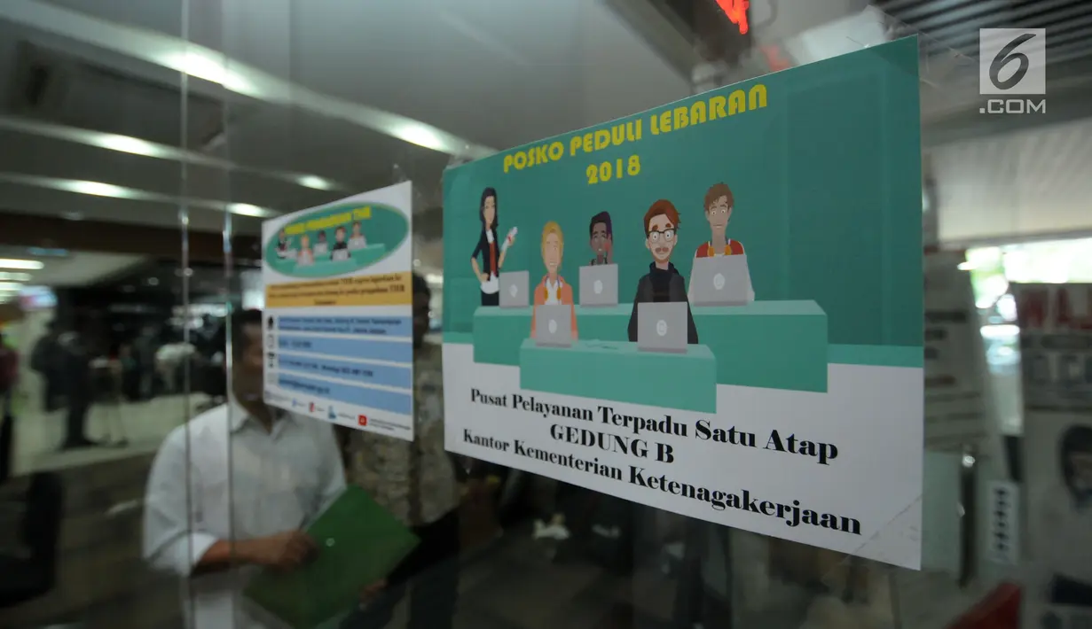 Suasana Posko Peduli Lebaran 2018 di Gedung B Kemenaker, Jakarta, Senin (28/5). Posko dibuka secara resmi oleh Menteri Ketenagakerjaan M Hanif Dhakiri. (Liputan6.com/Helmi Fithriansyah)