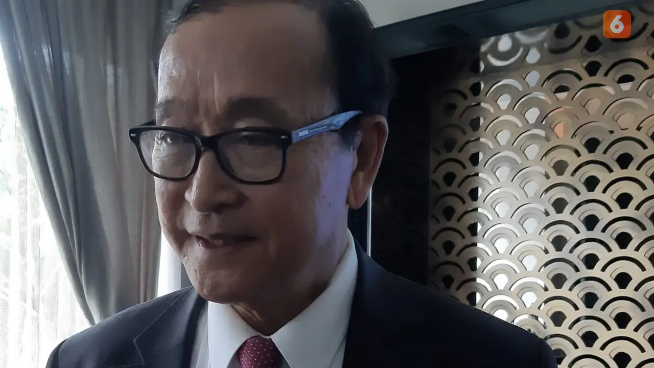 Tokoh oposisi Kamboja, Sam Rainsy. Ia menjadi eksil untuk menghindari aksi penguasa di negaranya yang dianggap tak demokratis.