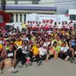 Ratusan pelari profesional kabupaten Garut, Jawa Barat, berfoto bersama setelah menikmati sajian fun run (lari ceria) sepanjang jalan Ibrahim Adji di kaki gunung Guntur Garut yang dikenal indah. (Liputan6.com/Jayadi Supriadin)