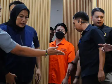 Buronan Interpol asal Filipina, Hector Aldwin Pantollana (tengah) sesaat sebelum rilis Penangkapan sekaligus Pemulangan WNA di kantor Direktorat Jenderal Imigrasi, Jakarta, Selasa (26/11/2024). (merdeka.com/Arie Basuki)