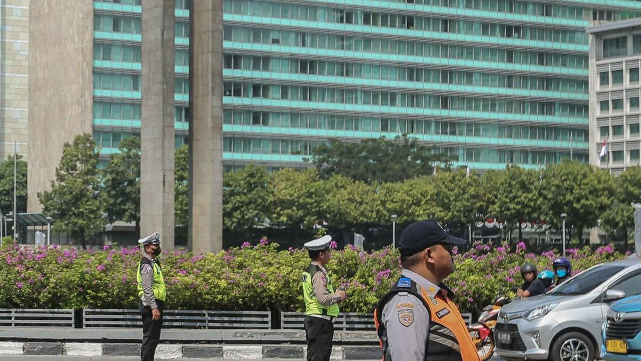 Pemerintah juga meminta masyarakat  untuk menghentikan aktivitas sejenak untuk berdiri tegap.