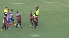 Laga Bahia dan Vitoria dalam lanjutan Serie A Brasil sempat tertunda selama 11 menit karena insiden sepuluh kartu merah menyusul keributan pemain di lapangan. Wasit yang memimpin laga, Jailson Macedo de Freitas tampak kerepotan menangani para pemain ...