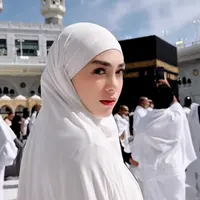 Celine Evangelista kembali menjadi sorotan setelah resmi menjadi mualaf dan menjalani ibadah umrah.  [@celie_evangelista].