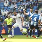 Pemain Real Madrid, Karim Benzema (tengah) menguasai bola pada pertandingan Liga Spanyol 2021/2022 kontra Espanyol di Stadion Cornella-El Prat, Minggu (3/10/2021). (AP Photo/Joan Monfort)