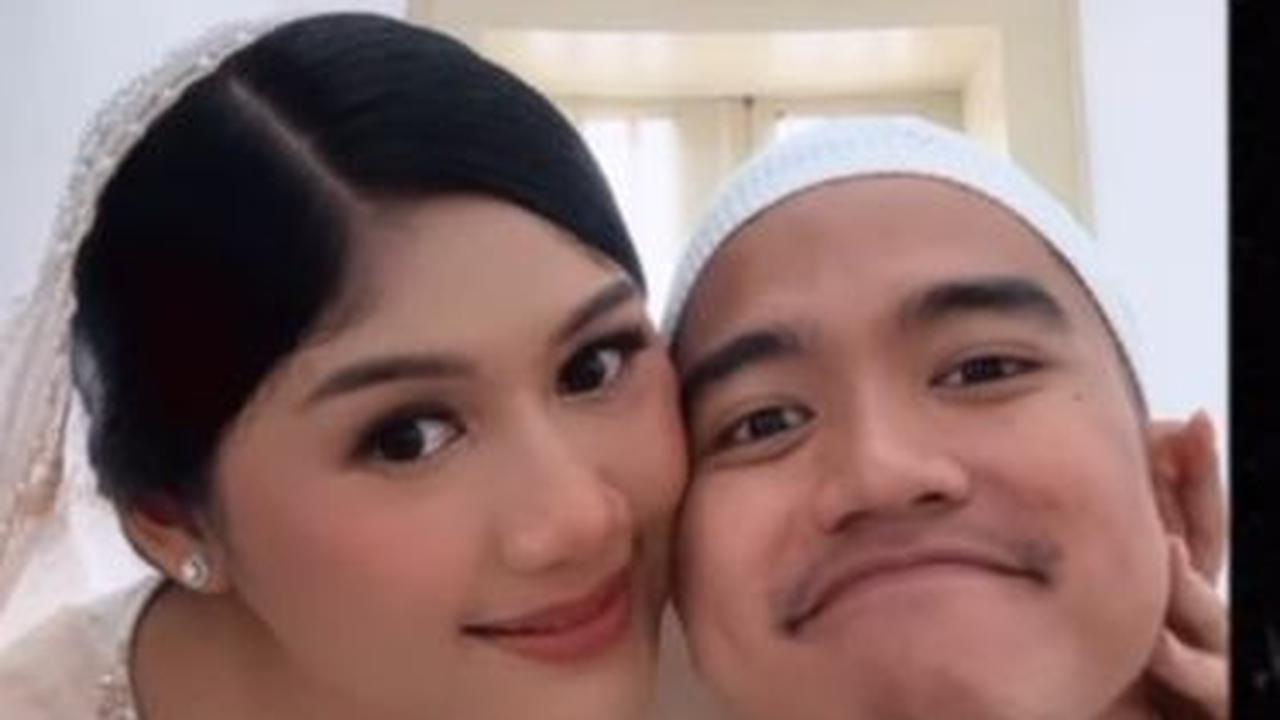 Pasangan ini tampak bahagia menanti kehadiran buah hati. Keduanya pamer pose mesra di sela acara tasyakuran.