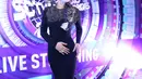 Syahrini menamakan konsepnya itu Women In Black. Ia mengaku telah lama menyimpannya. Spesial ia kenakan dalam acara SCTV Music Awards 2016. (Nurwahyunan/Bintang.com)