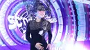 Syahrini menamakan konsepnya itu Women In Black. Ia mengaku telah lama menyimpannya. Spesial ia kenakan dalam acara SCTV Music Awards 2016. (Nurwahyunan/Bintang.com)