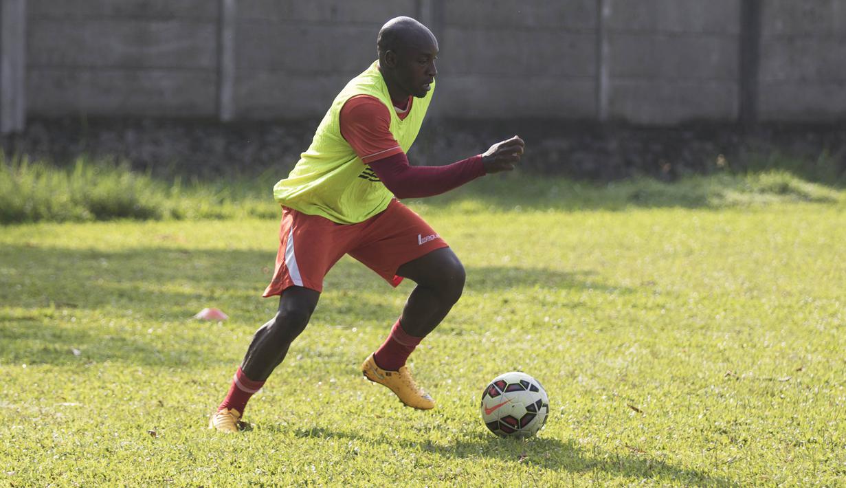 Striker Persija, Pacho Kenmogne, berlatih menggiring bola jelang babak 8 besar Piala Jenderal Sudirman di Lapangan Sawangan, Depok, Jawa Barat, Senin (7/12/2015). (Bola.com/Vitalis Yogi Trisna) 