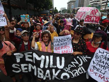 Massa yang mengatasnamakan Gerakan Keadilan Rakyat (GKR) melakukan aksi di depan gedung Bawaslu, Jakarta, Selasa (27/2/2024). (merdeka.com/Arie Basuki)