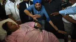 Eman Ahmed Abd El Aty menuju ambulans di rumah sakit di Mumbai, India (4/5). Eman yang merupakan wanita terberat di dunia ini lebih dari 2 bulan menjalani operasi bariatrik, berat badan Eman turun drastis dari 500 kg menjadi 176 kg. (Str/AFP)