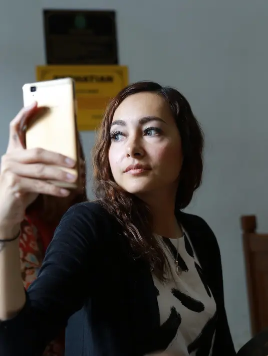 Harapannya setelah resmi bercerai, Dewi berharap tidak ada lagi ketegangan. Berkait dengan pengasuhan anak, bisa dilakukan bersama-sama mantan suaminya. (Galih W. Satria/Bintang.com)