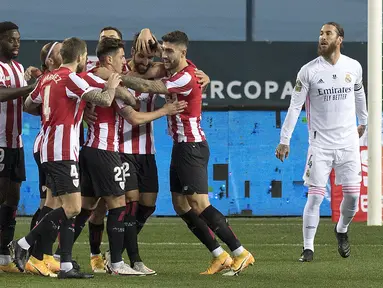 Striker Athletic Bilbao, Raul Garcia (tengah) dan rekan setim merayakan gol pertamanya ke gawang Real Madrid dalam laga semifinal Piala Super Spanyol 2020/21 di La Rosaleda Stadium, Malaga, Kamis (14/1/2021). Athletic Bilbao menang 2-1 atas Real Madrid. (AFP/Jorge Guerrero)