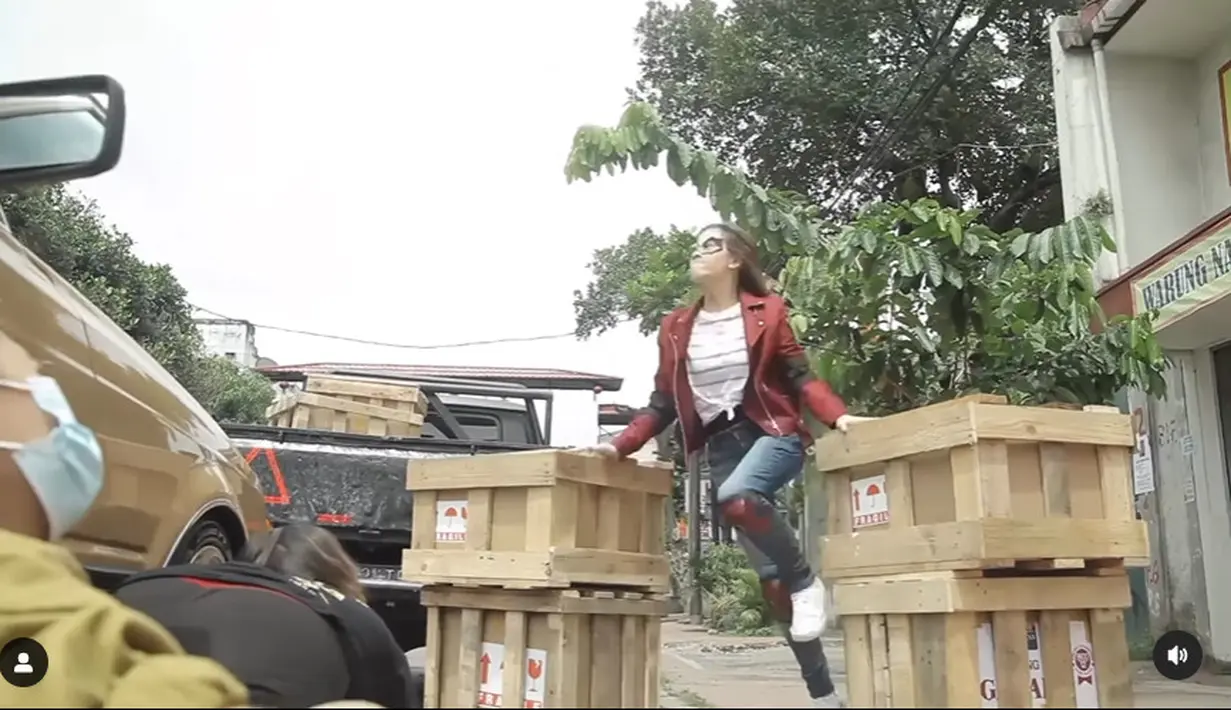 Setelah sebelumnya latihan bela diri bareng pelatih, ini adalah momen Adhisty Zara saat syuting film Virgo. Berbulan-bulan latihan dan syuting, artis kelahiran Bandung ini sudah mulai promo film Virgo bareng pemain lainnya. Saat latihan koprol di atas matras, Zara tanpa rasa takut dan penuh semangat koprol meski tanpa alas saat syuting. Sempat stres dan merasa badannya sakit, namun tak mengurangi semangat Zara dalam berakting. (Liputan6.com/IG/@zaraadhsty)