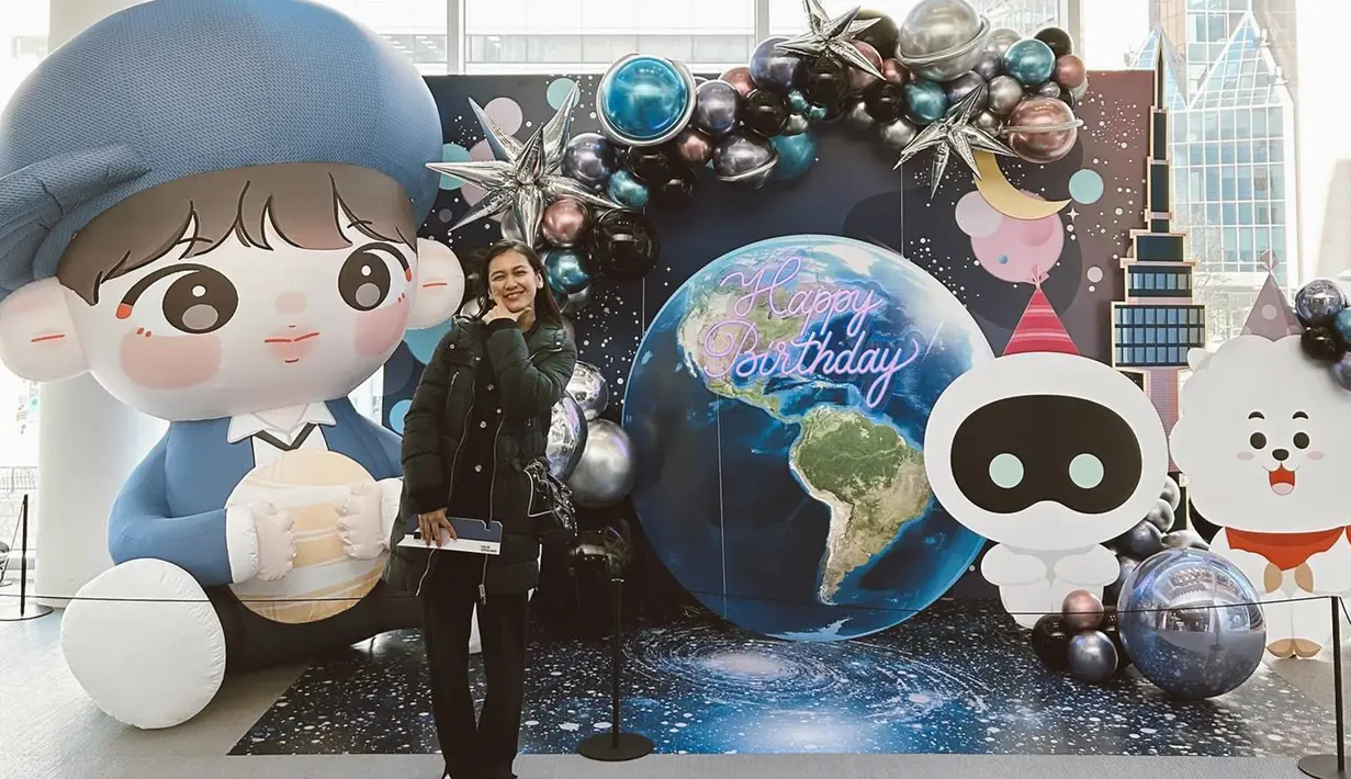Sesampainya di Korea Selatan, Dea Annisa berkesempatan mengunjungi sebuah tempat bernama HiKR GROUND yang ternyata sedang menyelenggarakan acara perayaan ulang tahun dari Jin BTS. Tidak lupa karena Dea termasuk salah satu selebriti yang ngefans dengan BTS pun mengabadikan momen tersebut. (Liputan6.com/IG/@deaaannisa)