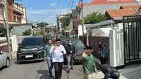 Ketua Umum (Ketum) PKB Muhaimin Iskandar alias Cak Imin menyambangi kediaman Wakil Presiden ke-9 Hamzah Haz di Jalan Tegalan No.27, Matraman, Jakarta Timur. (Liputan6.com/Nanda Perdana Putra)