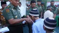 Kasad Jenderal TNI, George Toisutta memberikan sumbangan kepada anak yatim piatu saat meresmikan mesjid Isti'wan Markas Yonif 700 Raider, Makassar, Sulsel. (Antara)