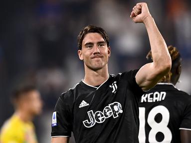 Dusan Vlahovic kembali unjuk kebolehan bersama Juventus di pekan ke-4 Liga Italia 2022/2023, Kamis (1/9/2022) dini hari WIB. Saat menjamu Spezia, Juventus berhasil menang 2-0 atas tamunya tersebut, di mana salah satu gol Si Nyonya Tua kembali dicetak Dusan Vlahovic lewat aksi tendangan bebas kaki kirinya seperti yang ia lakukan di pekan sebelumnya saat menghadapi AS Roma. (LaPresse via AP/Fabio Ferrari)