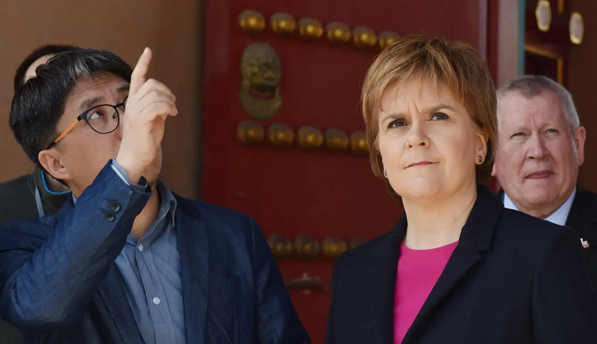 Perdana Menteri Skotlandia Nicola Sturgeon (kanan) saat mengunjungi Kota Terlarang, bekas kaisar Tiongkok, di Beijing (10/4). Sturgeon berada di China dalam kunjungannya selama enam hari. (AFP Photo/Greg Baker)