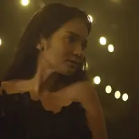 Enzy Storia beradu akting dengan Deva Mahenra di video musik Setengah Hati.