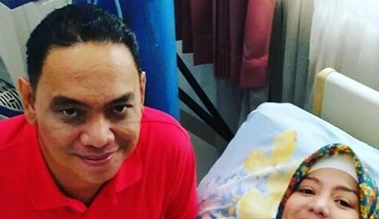 "Syuting lagi sama bapak," tulis irensukardi pada 28 Maret silam. Dalam sinetron TOP, ia berperan sebagai Bu Nur yang memiliki suami pak Sopyan. (Instagram/irensukardi)