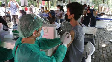 Vaksinasi COVID-19 di Taman Dadap Merah