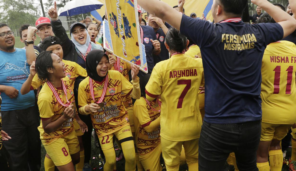 Para pemain Sumatra Selatan merayakan gelar juara Piala Pertiwi setelah mengalahkan Bangka Belitung pada laga final di NYTC Sawangan, Depok, Jumat (3/5). Sumsel menang 2-1 atas Babel. (Bola.com/Vitalis Yogi Trisna)