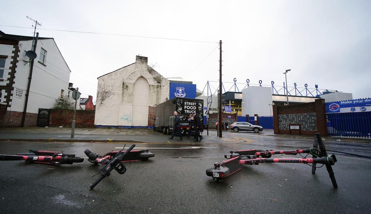 Keputusan ini diambil setelah pihak berwenang mengeluarkan peringatan cuaca merah untuk angin kencang yang diperkirakan dapat mencapai kecepatan hingga 90 mph di berbagai wilayah di Inggris, termasuk Merseyside. (Peter Byrne/PA via AP)