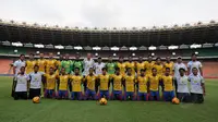 Pemain dan official Barito Putera berpose bersama jelang berlaga lawan Persija di Stadion GBK Jakarta, Rabu (4/2/2015).(Liputan6.com/Helmi Fithriansyah)