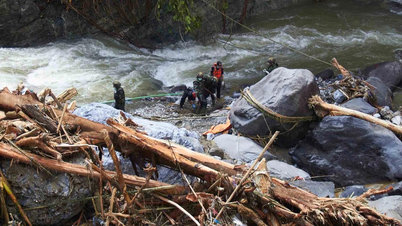 VIDEO: Penjelasan BNPB Viral Kayu-Kayu Besar Terbawa Arus Banjir Bandang Masuk Rumah Warga