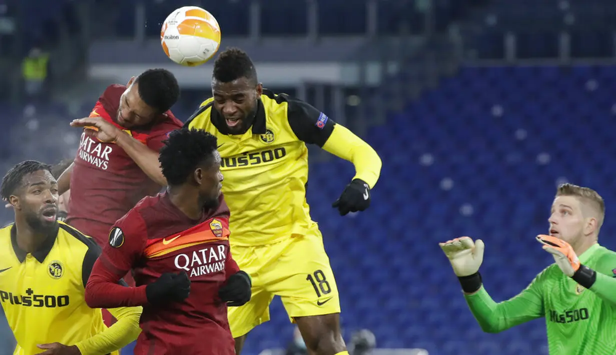 Pemain AS Roma dan pemain Young Boys berebut bola udara pada pertandingan Grup A Liga Europa di Olympic Stadium, Roma, Italia, Kamis (3/12/2020). AS Roma melaju ke babak 32 besar Liga Europa sebagai juara Grup A usai mengalahkan Young Boys 3-1. (AP Photo/Andrew Medichini)