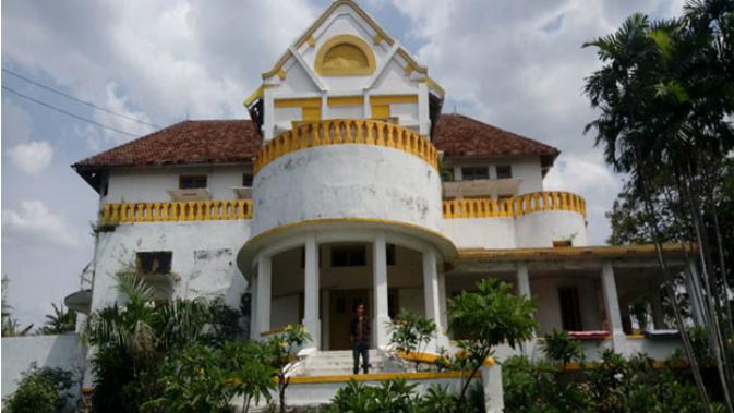 Rumah tua di Jatingaleh, Semarang, yang konon tersimpan harta karun peninggalan pasukan Prancis. (Semarangpos.com/Imam Yuda S.)