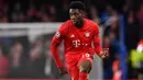 1. Alphonso Davies (Bayern Munchen). Pemain berusia 19 tahun ini tampil cemerlang bersama Bayern Munchen pada musim 2019/2020. Berkat penampilan apiknya, tidak heran bila Davies menjadi kandidat peraih Golden Boy 2020. (AFP/Ben Stansall)