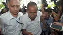 Salah satu tersangka yang terjaring dalam operasi tangkap tangan (OTT) di Bengkulu setelah dipindahkan ke Gedung KPK, Jakarta, Selasa (24/5).Tersangka tersebut tersangkut kasus korupsi di Rumah Sakit M Yunus, Bengkulu. (Liputan6.com/Helmi Afandi)