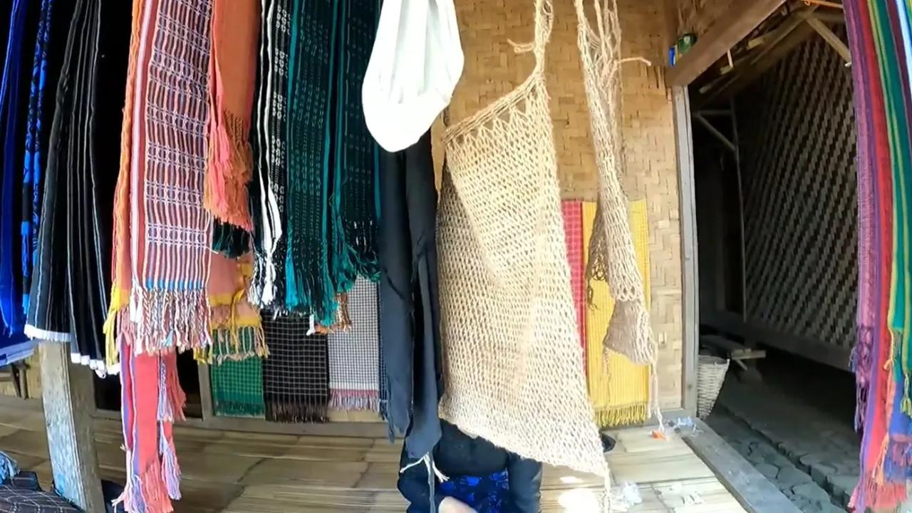 Terbuat dari kulit pohon terap.