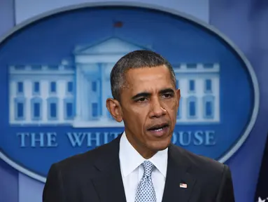  Presiden AS Barack Obama memberikan pernyataan terkait serangan bom di Perancis, Jumat (13/11/2015). Obama mengatakan, aksi kekerasn di Paris merupakan sebuah serangan terhadap kemanusiaan. (AFP Photo/Jim Watson)