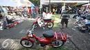 Pengunjung berkeliling di sekitar event Otobursa Tumplek Blek 2016 di Jakarta, (28/5). Pameran otomotif outdoor terbesar di Asia Tenggara yang mengusung tema 'Otomotif Delight' tersebut berlangsung pada 28-29 Mei 2016. (Liputan6.com/Immanuel Antonius)