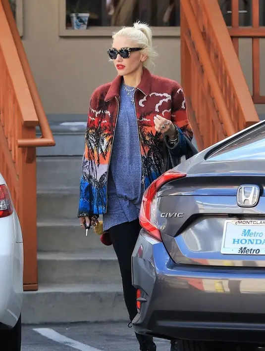 Gwen Stefani terlihat memakai baju gombrong yang membuat para penggemar yakin ia tengah hamil. (instagram/thebuzzmagazine_)