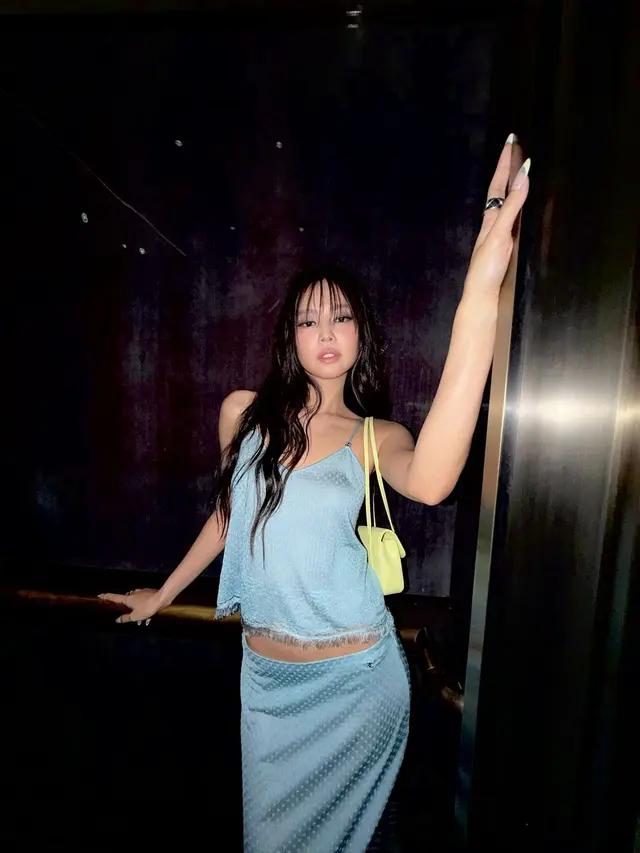 Potret Jennie BLACKPINK Tampil Berani dengan Wet Hair Look dan Smokey Eyes di Chanel Paris Fashion Week